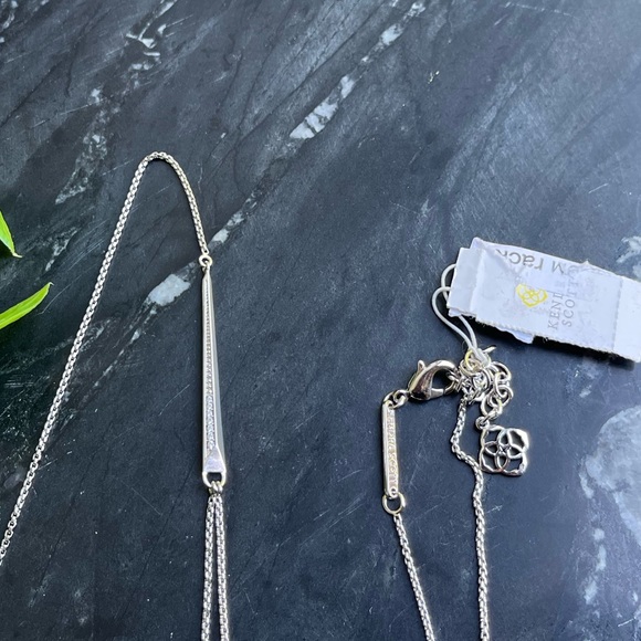 Kendra Scott Vivian Necklace Silver New
With Tag - Picture 9 of 13